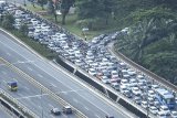 Sejumlah kendaraan memadati ruas jalan di kawasan Semanggi, Jakarta, Selasa (19/5/2020). Meski masa pembatasan sosial berskala besar (PSBB) masih berlangsung, sejumlah warga dengan kendaraannya mulai memadati lalu lintas Ibukota. ANTARA FOTO/Muhammad Adimaja/nym.