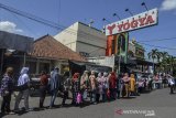 Ratusan pengunjung antri memasuki pusat perbelajaan Yogya Toserba di Kabupaten Ciamis, Jawa Barat, Rabu (20/5/2020). Meski Pemerintah Provinsi Jabar telah memperpanjang Pembatasan Sosial Berskala Besar (PSBB) hingga 29 Mei 2019 dan menerapkan protokol kesehatan, namun masyarakat masih banyak yang abai, bahkan menjelang Idul Fitri pusat perbelanjaan ramai dikunjungi untuk membeli kebutuhan perayaan lebaran. ANTARA JABAR/Adeng Bustomi/agr