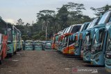 Sejumlah bus Antarkota Antarprovinsi (AKAP) milik perusahaan otobus (PO) Gapuraning Rahayu terparkir di pool Kampung Pamalayan, Kabupaten Ciamis, Jawa Barat, Rabu (20/5/2020). Para pengusaha PO sengaja memarkir armadanya untuk mendukung upaya pemerintah yang menerapkan pembatasan sosial berskala besar (PSBB) untuk mengurangi penyebaran wabah COVID-19. ANTARA JABAR/Adeng Bustomi/agr
