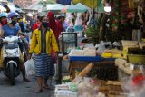 Warga beraktivitas di Pasar Simo Surabaya, Jawa Timur, Rabu (20/5/2020). Perusahaan Daerah (PD) Pasar Surya Kota Surabaya membuka kembali Pasar Simo dan Pasar Simo Gunung setelah ditutup pada 7 Mei 2020 akibat diduga adanya dua pedagang di pasar tersebut yang terkonfirmasi positif virus Corona atau COVID-19. Antara Jatim/Didik/Zk