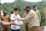 Gubernur Sulbar serahkan bantuan sembako kepada korban longsor di Polman