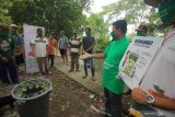 Sejumlah nelayan mengikuti pelatihan Budidaya Ikan Dalam Ember (Budikdamber) di kawasan Medokan Ayu, Surabaya, Jawa Timur, Rabu (20/5/2020). Pelatihan Budikdamber yang juga dilakukan pembagian paket sembako gratis kepada sejumlah nelayan yang digelar Green Leaf, Yayasan Manarul Ilmi (YMI) ITS dan Lembaga Manajemen Infaq (LMI) itu selain untuk mendapatkan 'lauk mandiri' juga agar para nelayan mampu mendapatkan penghasilan tambahan dari budidaya ikan dengan memanfaatkan ruang kosong di pekarangan rumah. Antara Jatim/Didik/Zk