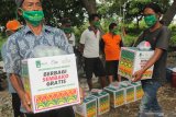 Nelayan menerima paket sembako gratis saat mengikuti pelatihan Budidaya Ikan Dalam Ember (Budikdamber) di kawasan Medokan Ayu, Surabaya, Jawa Timur, Rabu (20/5/2020). Pelatihan Budikdamber yang juga dilakukan pembagian paket sembako gratis kepada sejumlah nelayan yang digelar Green Leaf, Yayasan Manarul Ilmi (YMI) ITS dan Lembaga Manajemen Infaq (LMI) itu selain untuk mendapatkan 'lauk mandiri' juga agar para nelayan mampu mendapatkan penghasilan tambahan dari budidaya ikan dengan memanfaatkan ruang kosong di pekarangan rumah. Antara Jatim/Didik/Zk