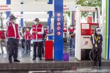 Direktur Pemasaran Retail PT Pertamina Mas'Ud Khamid (kiri) didampingi Komisaris Pertamina Condro Kirono meninjau layanan SPBU di Rest Area KM 57, Karawang, Jawa Barat, Rabu (20/5/2020). Kegiatan tersebut untuk memastikan kesiapan Pertamina dan Satuan tugas Ramadhan, Idul Fitri dan COVID-19 (Rafico) menjelang Idul Fitri dan Protokol 