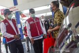 Direktur Pemasaran Retail PT Pertamina Mas'Ud Khamid (kiri) didampingi Komisaris Pertamina Condro Kirono (tengah) berbincang dengan pelanggan tentang layanan pembayaran digital non tunai (cashless) SPBU di Rest Area KM 57, Karawang, Jawa Barat, Rabu (20/5/2020). Kegiatan tersebut untuk memastikan kesiapan Pertamina dan Satuan tugas Ramadhan, Idul Fitri dan COVID-19 (Rafico) menjelang Idul Fitri dan Protokol 