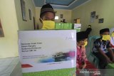 Seorang anak membawa paket sembako di Desa Muntur, Losarang, Indramayu, Jawa Barat, Rabu (20/5/2020). Pertamina EP Jatibarang Field memberikan santunan paket sembako kepada anak yatim dan keluarga penerima manfaat yang terdampak COVID-19. ANTARA JABAR/Dedhez Anggara/agr