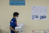 Pekerja membawa mesin ventilator portabel bernama Ventilator Indonesia atau Vent-I di sela-sela perakitan di PT Dirgantara Indonesia, Bandung, Jawa Barat, Rabu (20/5/2020). Institut Teknologi Bandung (ITB) dengan PTDI bekerjasama untuk memproduksi Ventilator Vent-I dan diproduksi sebanyak 500 produk per minggu atau sekitar 2.000 per bulannya untuk membantu penanganan pasien COVID-19. ANTARA JABAR/M Agung Rajasa/agr