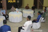 Kapolres Aceh Barat AKBP Andrianto Argamuda (kiri) memberikan pengarahan kepada Narapidana (Napi) Asimilasi COVID-19 di Komplek Perumahan Mapolres Aceh Barat, Meureubo, Aceh, Selasa (19/5/2020). Polres Aceh Barat merangkul dan membina 23 napi asimilasi dengan tujuan agar mereka bisa berbaur kembali dengan masyarakat dan tidak mengulangi perbuatan yang sama serta dapat melaksanakan aktivitas yang positif bersama pihak kepolisian. Antara Aceh/Syifa Yulinnas.