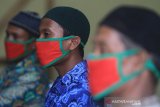 Sejumlah Narapidana (Napi) Asimilasi COVID-19 mendengarkan pengarahan dari Kapolres Aceh Barat AKBP Andrianto Argamuda di Komplek Perumahan Mapolres Aceh Barat, Meureubo, Aceh, Selasa (19/5/2020). Polres Aceh Barat merangkul dan membina 23 napi asimilasi dengan tujuan agar mereka bisa berbaur kembali dengan masyarakat dan tidak mengulangi perbuatan yang sama serta dapat melaksanakan aktivitas yang positif bersama pihak kepolisian. Antara Aceh/Syifa Yulinnas.