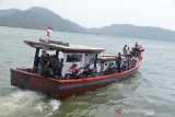 Kapal motor kayu mengangkut penumpang orang, bahan pokok dan kendaraan tujuan Pulau Nasi meninggalkan pelabuhan Ulee Lheue, Banda Aceh, Aceh, Kamis (21/5/2020). Arus mudik menjelang Hari Raya Idul Fitri ke Pulau Nasi dan termasuk Pulau Beras dalam wilayah kecamatan Pulau Aceh itu sepi di tengah pandemi COVID-19. Antara Aceh/Ampelsa.
