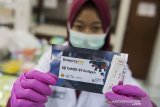 Peneliti menunjukan alat deteksi cepat atau Rapid Test CePAD Antigen di Pusat Riset Bioteknologi Molekular dan Bioinformatika Universitas Padjadjaran, Bandung, Jawa Barat, Kamis (21/5/2020). Universitas Padjadjaran bekerja sama dengan Tekad Mandiri Citra dan Pakar Biomedika Indonesia menciptakan dan memproduksi Rapid Test CePAD Antigen guna mendeteksi keberadaan virus dalam penanganan COVID-19 atau penyakit infeksi lainnya. ANTARA JABAR/M Agung Rajasa/agr