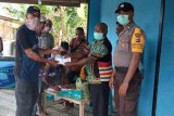 Bhabinkamtibmas Polres Waropen awasi penyaluran BLT