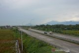 Suasana tol Trans Jawa ruas Jombang-Mojokerto (Jomo) di Desa Kedungmlati, Kecamatan Kesamben, Kabupaten Jombang, Jawa Timur, Kamis (20/5/2020). H-3 Idul Fitri kondisi tol Jombang-Mojokerto sepanjang 40,5 kilometer nampak legang. Larangan mudik lebaran dan Pembatasan Sosial Berskala Besar (PSBB) di beberapa daerah tampak berimbas kepada volume kendaraan yang melintas di ruas tol tersebut. Antara Jatim/Syaiful Arif/zk.