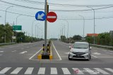 Kendaraan keluar pintu tol Trans Jawa ruas Jombang-Mojokerto (Jomo) di Desa Tampingmojo, Kecamatan Tembelang, Kabupaten Jombang, Jawa Timur, Kamis (20/5/2020). H-3 Idul Fitri kondisi tol Jombang-Mojokerto sepanjang 40,5 kilometer nampak legang. Larangan mudik lebaran dan Pembatasan Sosial Berskala Besar (PSBB) di beberapa daerah tampak berimbas kepada volume kendaraan yang melintas di ruas tol tersebut. Antara Jatim/Syaiful Arif/zk.