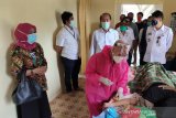 BKKBN Sulsel bersama DPR beri layanan KB dan bagi sembako