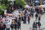 Warga berbelanja pakaian dari pedagang yang berjualan di ruas jalan raya Gedung Pusat Perbelanjaan Pasar Baru, Bandung, Jawa Barat, Kamis (21/5/2020). Warga mulai memadati lapak pedagang pakaian yang berjualan di tengah jalan raya tersebut untuk membeli pakaian dalam menyambut Lebaran Idul Fitri meski Kota Bandung masih dalam masa Pembatasan Sosial Berskala Besar Pandemi COVID-19. ANTARA JABAR/Novrian Arbi/agr