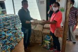 PSI Jayapura berikan bantuan sembako kepada petugas kebersihan RSUD Jayapura