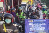 Sejumlah kendaraan memadati jalan menuju titik pemeriksaan kendaraan pemudik di Perbatasan Karawang-Bekasi, Jawa Barat, Jumat (22/5/2020). Pemeriksaan tersebut sebagai antisipasi pemudik yang akan melintasi jalur Pantura Karawang. ANTARA JABAR/M Ibnu Chazar/agr