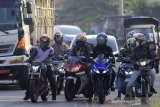 Pemudik sepeda motor melintas di Jalur Pantura Indramayu, Jawa Barat, Jumat (22/5/2020). Memasuki H-2 Hari Raya Idul Fitri 1441 H, jumlah pemudik yang menggunakan kendaraan roda dua yang melintas di jalur Pantura dari arah Jakarta menuju Jawa Tengah mengalami peningkatan. ANTARA JABAR/Dedhez Anggara/agr