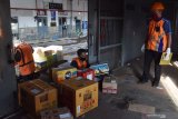 Petugas menata paket di gerbong bagasi Kereta Api Luar Biasa (KLB) di Stasiun KA Madiun, Jawa Timur, Jumat (22/5/2020). PT KAI mengoperasikan gerbong bagasi berkapasitas 20 ton yang dirangkai dengan KLB untuk melayani pengiriman paket dengan biaya Rp200 hingga Rp1.500 per kilogram tergantung jarak guna membantu masyarakat berbagi dengan kerabatnya dalam menyambut Hari Raya Idul Fitri karena adanya larangan mudik guna mencegah penyebaran COVID-19. Antara Jatim/Siswowidodo/zk.