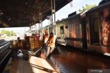 Petugas mengangkut paket menuju gerbong bagasi Kereta Api Luar Biasa (KLB) di Stasiun KA Madiun, Jawa Timur, Jumat (22/5/2020). PT KAI mengoperasikan gerbong bagasi berkapasitas 20 ton yang dirangkai dengan KLB untuk melayani pengiriman paket dengan biaya Rp200 hingga Rp1.500 per kilogram tergantung jarak guna membantu masyarakat berbagi dengan kerabatnya dalam menyambut Hari Raya Idul Fitri karena adanya larangan mudik guna mencegah penyebaran COVID-19. Antara Jatim/Siswowidodo/zk.