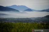 Kabut tipis menyelimuti wilayah Bandung Raya yang terlihat dari Tanjungsari, Kabupaten Sumedang, Jawa Barat, Jumat (22/5/2020). Lembaga Antariksa dan Penerbangan Nasional (LAPAN) melaporkan kebijakan pembatasan sosial berskala besar (PSBB) untuk mencegah penyebaran COVID-19 membuat kualitas udara di Jawa Barat menunjukkan perbaikan dari PM2,5 dan ketebalan optik aerosol menunjukan perubahan dari sebelum dan sesudah PSBB diberlakukan. ANTARA JABAR/Raisan Al Farisi/agr