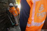 Petugas dari Perusahaan Gas Negara (PGN) memperbaiki meteran gas rumah tangga di kawasan Kalibokor, Surabaya, Jawa Timur, Jumat (22/5/2020). PT PGN menjamin pengendalian pasokan, pelayanan serta distribusi gas tetap terjaga aman sehingga seluruh segmen pelanggan mendapatkan manfaat lebih dari gas bumi PGN menjelang Hari Raya Idul Fitri 1441 H. Antara Jatim/Moch Asim/zk.