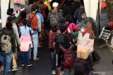 Penumpang yang turun dari kapal melakukan pemeriksaan dan pendataan di Pelabuhan Ketapang, Banyuwangi, Jawa Timur, Jumat (21/5/2020). Menjelang Hari Raya Idul Fitri 1441 H, arus lalulintas penyeberangan di pelabuhan Ketapang ramai penumpang pejalan kaki. Antara Jatim/Budi Candra Setya/zk