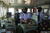 Direktur Lalu Lintas dan Angkutan Laut, Kementerian Perhubungan (Kemenhub), Capt. Wisnu Handoko (tengah), didampingi Kepala Kantor Kesyahbandaran dan Otoritas Pelabuhan (KSOP) Kelas IV Panarukan Capt. Miftakhul Hadi (kiri), dan Mualim 1 Agus Sukmana (kanan), saat berada di ruang kemudi kapal laut di Pelabuhan Jangkar, Situbondo, Jawa Timur, Jumat (22/5/2020). Dirjen Perhubungan Laut Kemenhub memantau beberapa pelabuhan di Jawa Timur, termasuk di Jangkar, untuk memastikan prosedur penumpang naik kapal laut dilakukan secara benar untuk meminimalkan penyebaran COVID-19.  Antara Jatim/Seno/zk.