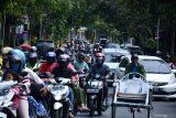 Suasana arus lalu lintas di Jalan R Abd Azis, Pamekasan, Jawa Timur, Jumat (22/5/2020). Memasuki H-2 Idul Fitri 1441 H, sejumlah ruas di kabupaten itu dipadati kendaraan warga yang akan berbelanja keperluan lebaran, kendati ditengah ancaman wabah COVID-19. Antara Jatim/Saiful Bahri/zk