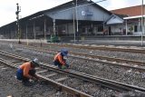 Pekerja melakukan perawatan jalur Kereta Api (KA) di kawasan Stasiun KA Madiun, Jawa Timur, Jumat (22/5/2020). PT KAI Daerah Operasi 7 Madiun memaksimalkan perawatan jalur saat seluruh KA reguler dibatalkan perjalanannya guna mendukung upaya pencegahan penyebaran COVID-19, sehingga pekerja bisa lebih leluasa bekerja dengan tak adanya KA reguler yang lewat. Antara Jatim/Siswowidodo/zk.