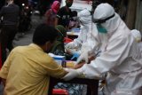 Petugas melakukan pemeriksaan cepat COVID-19 (Rapid Test) terhadap warga di Pasar  Sore Manukan Surabaya, Jawa Timur, Jumat (22/5/2020). Pemeriksaan cepat terhadap sejumlah pedagang di pasar itu guna mengetahui kondisi kesehatan mereka sebagai upaya untuk mencegah penyebaran virus Corona (COVID-19). Antara Jatim/Didik/Zk