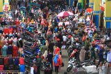 Sejumlah pengunjung memadati Pasar Tengah di Pontianak, Kalimantan Barat, Jumat (22/5/2020). Pasar Tengah yang merupakan pasar tradisional tertua di Kota Pontianak tersebut ramai dikunjungi masyarakat yang ingin berbelanja membeli kebutuhan lebaran. ANTARA FOTO/Jessica Helena Wuysang.