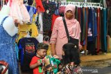 Sejumlah pengunjung memadati Pasar Tengah di Pontianak, Kalimantan Barat, Jumat (22/5/2020). Pasar Tengah yang merupakan pasar tradisional tertua di Kota Pontianak tersebut ramai dikunjungi masyarakat yang ingin berbelanja membeli kebutuhan lebaran. ANTARA FOTO/Jessica Helena Wuysang.