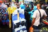 Sejumlah pengunjung memadati Pasar Tengah di Pontianak, Kalimantan Barat, Jumat (22/5/2020). Pasar Tengah yang merupakan pasar tradisional tertua di Kota Pontianak tersebut ramai dikunjungi masyarakat yang ingin berbelanja membeli kebutuhan lebaran. ANTARA FOTO/Jessica Helena Wuysang.