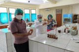 Sulawesi Utara akan memproduksi disinfektan organik dari cengkih-kelapa
