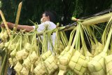Selongsong ketupat sepi pembeli