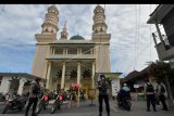 Anggota Brimob Polda Bali memantau situasi menjelang malam perayaan Idul Fitri di kawasan Masjid Al-Muhajirin Kepaon, Denpasar, Bali, Sabtu (23/5/2020). Kegiatan tersebut untuk memantau aktrivitas masyarakat agar tidak berkumpul atau berkerumun pada perayaan Hari Raya Idul Fitri 1441 H terkait penerapan pembatasan kegiatan masyarakat (PKM) kota Denpasar dalam upaya menghentikan penyebaran COVID-19. ANTARA FOTO/Nyoman Hendra Wibowo/nym.