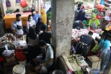 Sejumlah warga membeli kebutuhan lebaran tanpa menghiraukan Pembatasan Sosial Berskala Besar (PSBB) di Pasar Besar, Malang, Jawa Timur, Sabtu (23/5/2020). Meski pemerintah setempat menerapkan PSBB untuk kawasan Malang Raya (Kota Malang, Kabupaten Malang dan Kota Batu) aktivitas masyarakat di pasar dan pusat perbelanjaan justru makin meningkat pada H-1 Lebaran. Antara Jatim/Ari Bowo Sucipto/zk