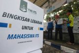 Pengurus Yayasan Manarul Ilmi (YMI) ITS memberikan bingkisan lebaran kepada mahasiswa di asrama mahasiswa ITS Surabaya, Jawa Timur, Sabtu (23/5/2020). Yayasan Manarul Ilmi (YMI) ITS membagikan sekitar 100 bingkisan lebaran kepada mahasiswa-mahasiswa yang tidak bisa pulang ke kampung halamannya untuk merayakan lebaran. Antara Jatim/Didik/Zk