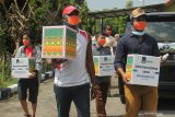 Mahasiswa membawa bingkisan lebaran yang didapat dari Yayasan Manarul Ilmi (YMI) ITS  di asrama mahasiswa ITS Surabaya, Jawa Timur, Sabtu (23/5/2020). Yayasan Manarul Ilmi (YMI) ITS membagikan sekitar 100 bingkisan lebaran kepada mahasiswa-mahasiswa yang tidak bisa pulang ke kampung halamannya untuk merayakan lebaran. Antara Jatim/Didik/Zk