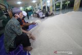 Panitia amil zakat menyiapkan zakat fitrah sebelum disalurkan di Masjid Al Ikhwan Banjarmasin, Kalimantan Selatan, Sabtu (23/5/2020). Zakat fitrah yang telah di kumpulkan panitia amil zakat tersebut akan di salurkan melalui ketua RT di wilayah setempat untuk menghindari terjadinya kerumunan massa di tengah pandemi COVID-19. Foto Antaranews Kalsel/Bayu Pratama S.