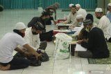 PENYALURAN ZAKAT FITRAH DI BANJARMASIN. Panitia amil zakat menerima zakat fitrah warga berupa beras di Masjid Al Ikhwan Banjarmasin, Kalimantan Selatan, Sabtu (23/5/2020). Zakat fitrah yang telah di kumpulkan panitia amil zakat tersebut akan di salurkan melalui ketua RT di wilayah setempat untuk menghindari terjadinya kerumunan massa di tengah pandemi COVID-19. ANTARA FOTO/Bayu Pratama S.ANTARA FOTO/BAYU PRATAMA S (ANTARA FOTO/BAYU PRATAMA S)