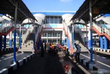 Petugas dishub melakukan perawatan di Terminal Purabaya, Bungurasih, Sidoarjo, Jawa Timur, Sabtu (23/5/2020). Perawatan dan perbaikan sejumlah fasilitas terminal tersebut bertujuan untuk mempercantik terminal di saat tidak adanya pemudik dan penghentian sementara bus saat penerapan Pembatasan Sosial Berskala Besar (PSBB) di Kota Surabaya, Kabupaten Sidoarjo, dan Kabupaten Gresik. Antara Jatim/Umarul Faruq/zk