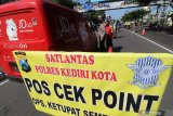 Petugas memeriksa suhu tubuh dan KTP pengendara mobil berplat nomor luar daerah di Kota Kediri, Jawa Timur, Sabtu (23/5/2020). Menjelang lebaran polisi memperketat akses masuk di perbatasan Kota Kediri untuk meminimalisir pemudik sebagai upaya menangkal penyebaran COVID-19. Antara Jatim/Prasetia Fauzani/zk