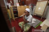 Pengurus takmir melantunkan takbir di Langgar Al Hidayah Banjarmasin, Kalimantan Selatan, Sabtu (23/5/2020). Untuk menyemarakan malam 1 Syawal 1441 H pengurus takmir bersama warga secara terbatas melaksanakan takbiran di Masjid dan Langgar untuk mencegah berkumpulnya massa sesuai dengan fatwa MUI pusat Nomor 28 Tahun 2020 tentang panduan Kaifiat Takbir dan Shalat Idul Fitri saat pandemi COVID-19. Foto Amtaranews Kalsel/Bayu Pratama S.