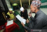 Pengurus takmir bersama warga melantunkan takbir di Masjid Al Ikhwan Banjarmasin, Kalimantan Selatan, Sabtu (23/5/2020). Untuk menyemarakan malam 1 Syawal 1441 H pengurus takmir bersama warga secara terbatas melaksanakan takbiran di Masjid dan Langgar untuk mencegah berkumpulnya massa sesuai dengan fatwa MUI pusat Nomor 28 Tahun 2020 tentang panduan Kaifiat Takbir dan Shalat Idul Fitri saat pandemi COVID-19. Foto Antaranews Kalsel/Bayu Pratama S.