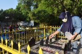 Warga berziarah kubur di Tempat Pemakaman Umum (TPU) Winongo, Kota Madiun, Jawa Timur, Sabtu (23/5/2020). Menjelang Hari Raya Idul Fitri, warga di wilayah tersebut melakukan ziarah kubur guna mendoakan kerabatnya yang telah wafat. Antara Jatim/Siswowidodo/zk.