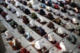 Umat muslim melaksanakan Shalat Idul Fitri 1441 H di Masjid Haqqul Yaqin Tambaksawah, Sidoarjo, Jawa Timur, Minggu (24/5/2020). Masjid tersebut tetap melaksanakan shalat id dengan menerapkan protokol kesehatan seperti setiap jamaah wajib mengenakan masker, pemeriksaan suhu tubuh dan shaf yang berjarak satu meter. Antara Jatim/Naufal Ammar/zk.