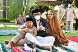 Gubernur Sulsel dan keluarga shalat Idul Fitri di kediaman pribadi